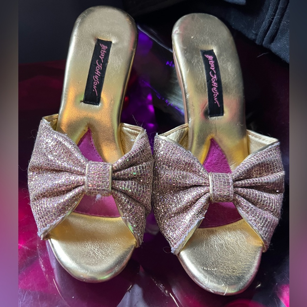 Betsey Johnson Polly rose gold slides, worn a couple of times✨